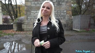 Public Agent ojede na veřejnosti prsatou blond MILFku