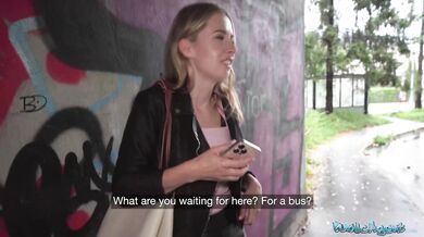 Sexy blondýnka Adriana Sweet Blonde ošukaná v podchodu