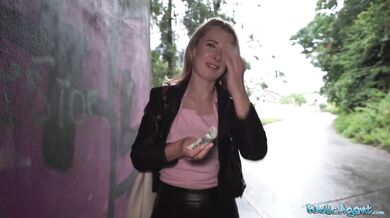 Sexy blondýnka Adriana Sweet Blonde ošukaná v podchodu