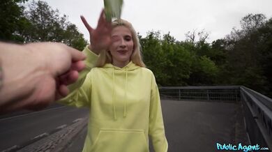 POV šukání s prsatou blondýnkou na veřejnosti za rychlý prachy