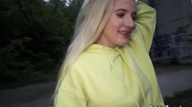 POV šukání s prsatou blondýnkou na veřejnosti za rychlý prachy