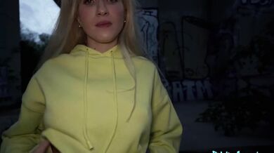 POV šukání s prsatou blondýnkou na veřejnosti za rychlý prachy
