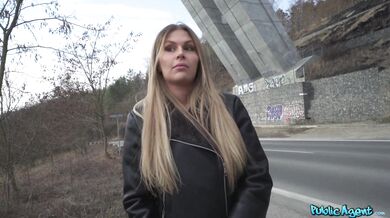 Zlata Shine roztahuje nohy pro rychlý prachy