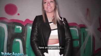 Francouzská kundička dostane creampie od Public Agenta