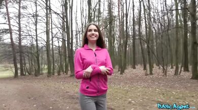 Šukání v lese s ukrajinskou kundičkou Elle Rose