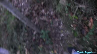 Šukání v podvečer venku s náruživou brunetkou