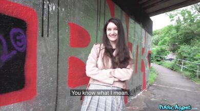 S prsatou brunetkou pod mostem