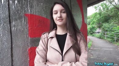 S prsatou brunetkou pod mostem