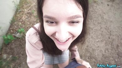 S prsatou brunetkou pod mostem