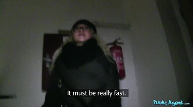 Dlouhá Public Agent porno kompilace