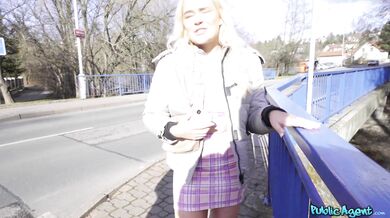 Blondýnka Gina Varney se nechá ukecat k sexu za prachy
