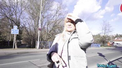 Blondýnka Gina Varney se nechá ukecat k sexu za prachy