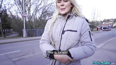 Blondýnka Gina Varney se nechá ukecat k sexu za prachy