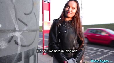 Sex v podchodu s tmavovlasou kráskou