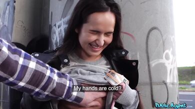 Sex v podchodu s tmavovlasou kráskou
