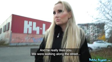 Blondýnka Amy Pink neodolala rychlým prachům