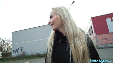 Blondýnka Amy Pink neodolala rychlým prachům