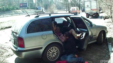 Šukání blondýnky na parkovišti