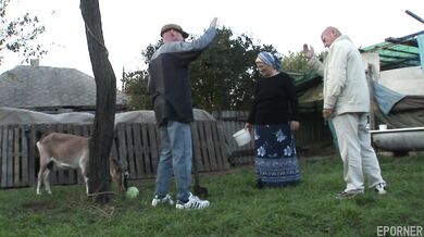 Šukání blond babči na zahradě