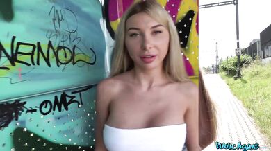 Public Agent šuká s blondýnkou Marilyn Crystal za rychlý prachy