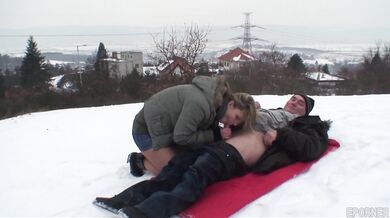 Stařík šuká s mladou blondýnkou venku v zimě