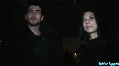 Černovláska podvede svého chlapa v suterénu za rychlý prachy