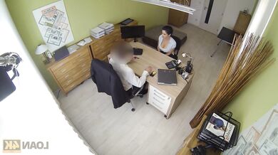Alex Black ošuká bankáře kvůli půjčce