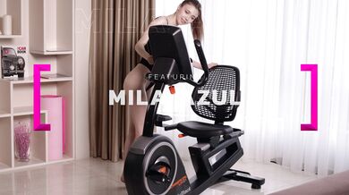 Mila Azul si hraje s kundičkou na rotopedu
