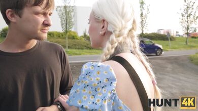 Pořádně mu ošuká přítelkyni větším ptákem a ještě si vydělá