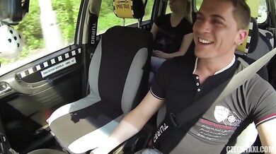 Blond kundička neodolá taxikáři