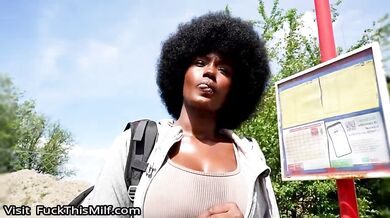 Afro černoška neodmítne rychlý prachy za sex
