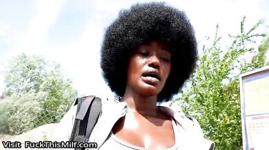 Afro černoška neodmítne rychlý prachy za sex