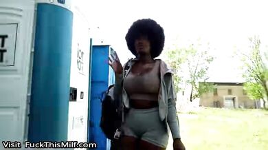 Afro černoška neodmítne rychlý prachy za sex