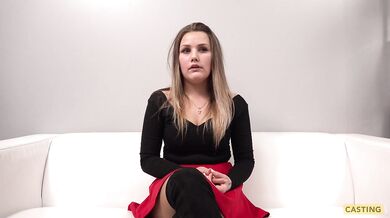 Mladý amatérský pár si dá skupinový sex na castingu