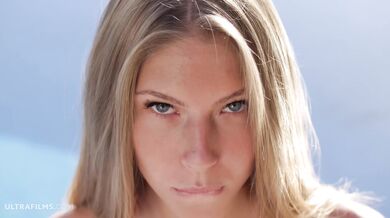 Krystal Boyd si užívá u bazénu