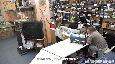 Sarah Kay šuká ve skladu zastavárny