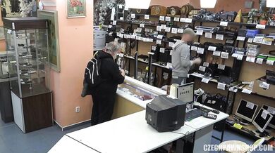 Brunetka dostane nastříkané do pusy ve skladu zastavárny