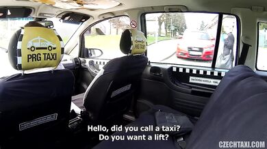 Šukání v taxíku s mladou prsatou zrzkou