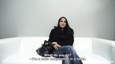 Prsatá mladá amatérka si dá rychlovku na castingu
