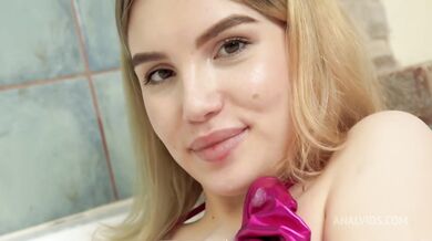 Anální protažení mladé blondýnky - Milka Onyx