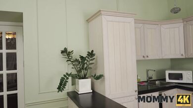 MILFka Moon Flower si dá trojka s nevlastní dcerou a jejím přítelem