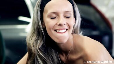 Blond prsatka Tracy Smile šuká s automechanikem