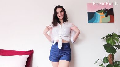 Masturbující prsatá brunetka Freya Fields