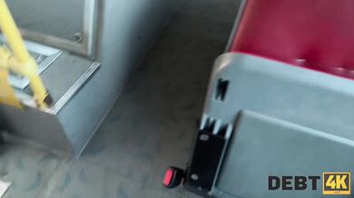 Kundička se vyplatí ze svého dluhu na lavičce