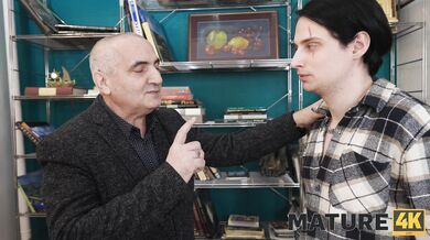 Sleduje svého syna při šukačce se svou prsatou manželkou