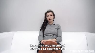 21letá amatérka Eva ukáže své nahé tělo před kamerou