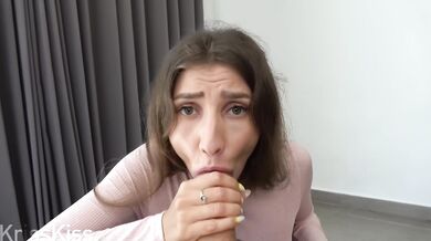 Šukání sexy brunetky v protržených džínách