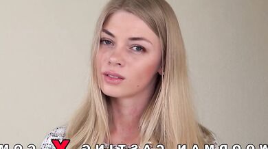 Prsatá blondýnka Lolly Gartner šukající na Woodman castingu