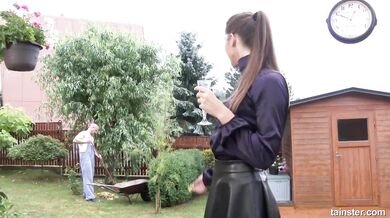 Susan Ayn si zašuká venku se zahradníkem