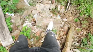 Šukání s nadrženou blondýnkou ve starém opuštěném baráku